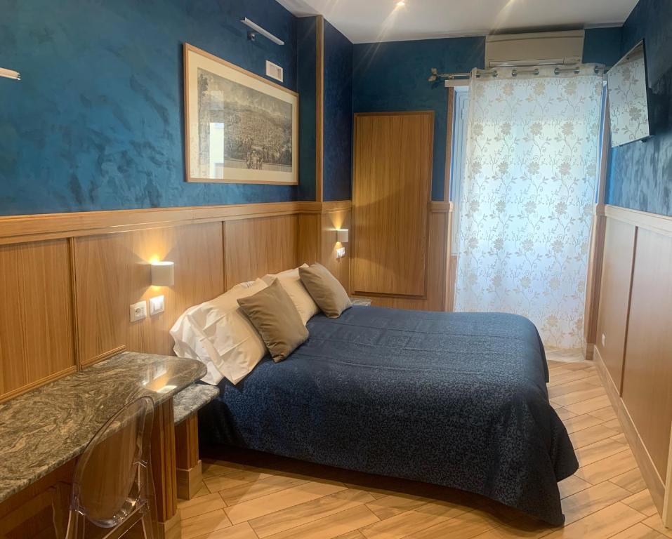 罗马阿卡萨迪巴尔巴拉住宿加早餐旅馆的蓝色客房中一间带床的卧室