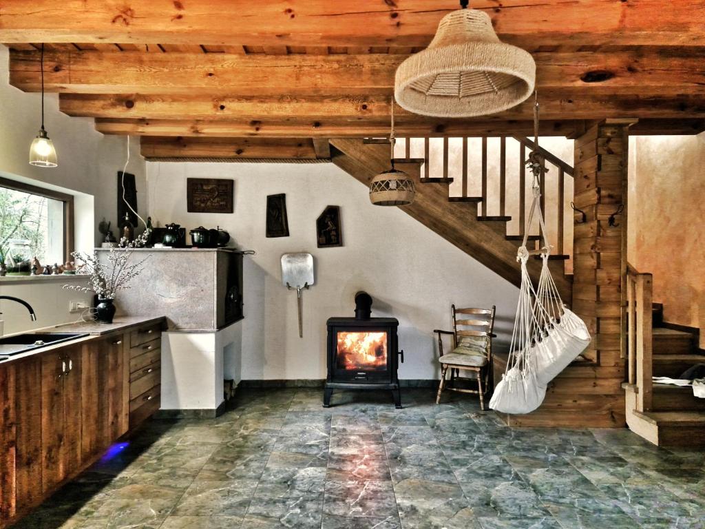 佩茨基Na Przypiecku的厨房设有木制楼梯和壁炉。