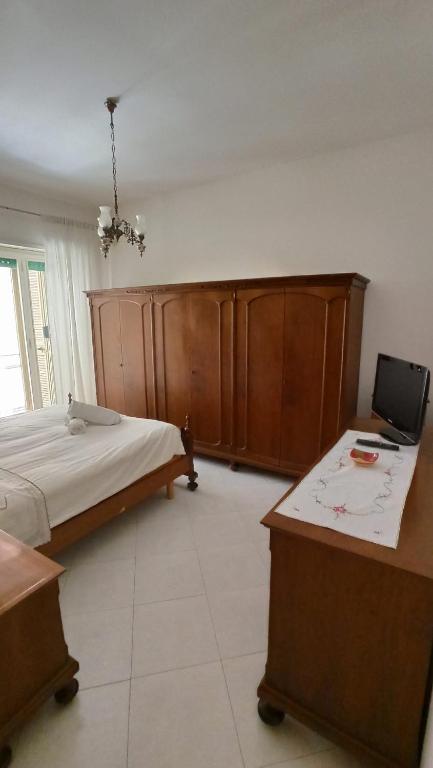 那不勒斯Chicco's Suite的一间卧室配有一张床和一张带笔记本电脑的书桌