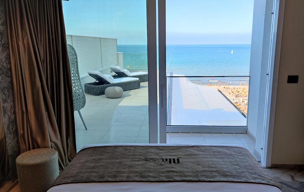 里乔内Ale Suite Sea Side View - Hotel Arizona的卧室设有海景阳台。