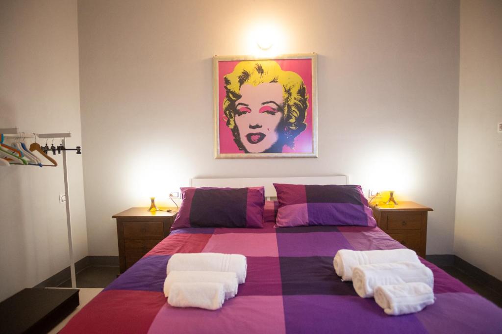 普拉托B&Big Prato的一间卧室配有一张带两个白色枕头的紫色床