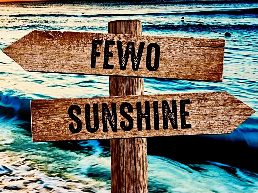 黑灵斯多夫FeWo Sunshine的有两个发烧和阳光的标志的木标志