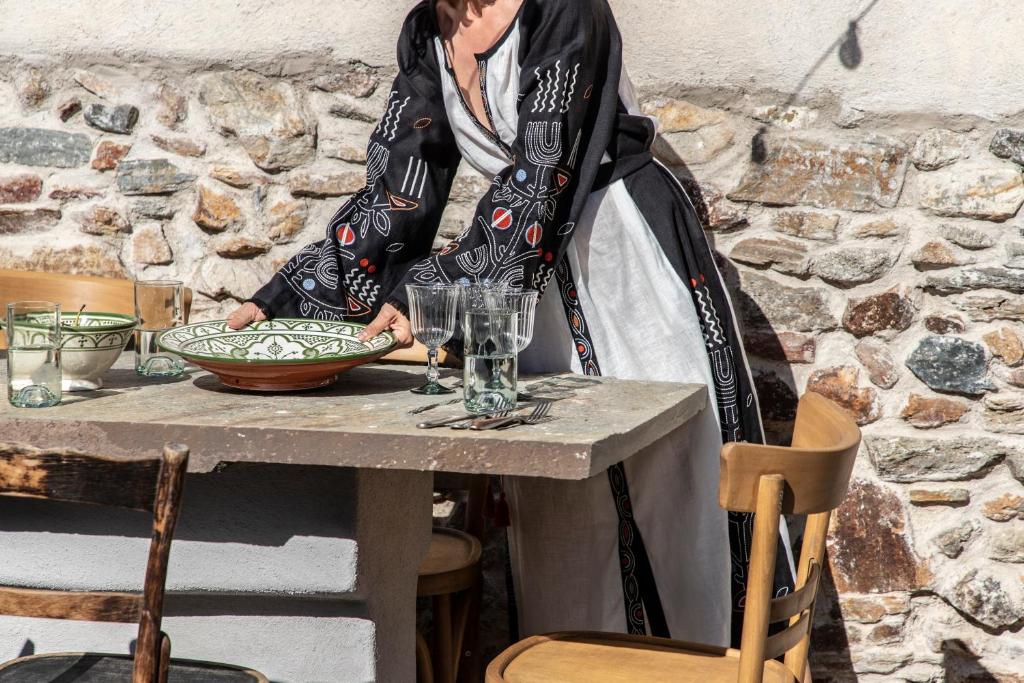 MésiOnos Eco Living的站在桌子旁的女人,拿着碗
