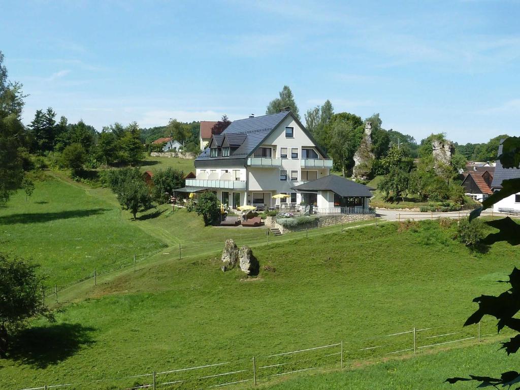 Gästehaus Brütting的绿色田野上的大型白色房屋