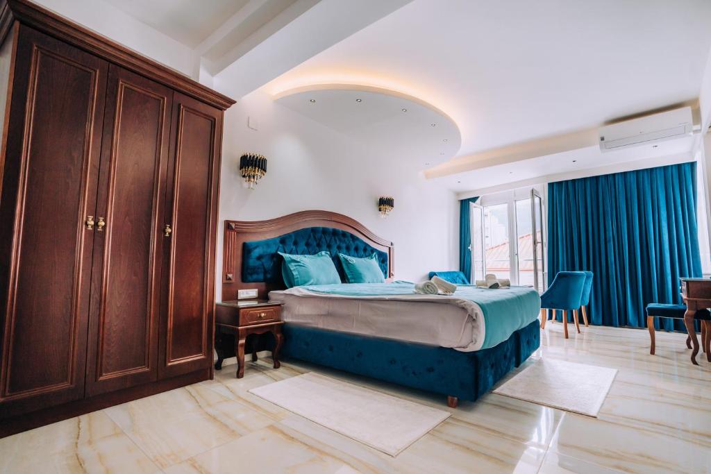 奥赫里德Villa Afrodita City Center的一间卧室配有蓝色的床和桌椅