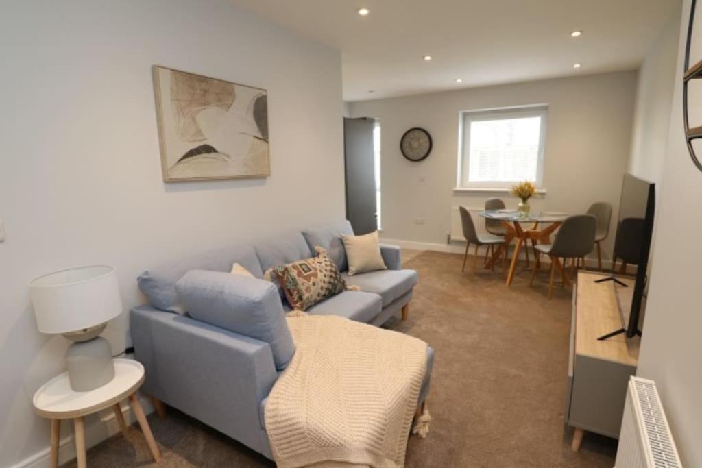 蒂诗上的索纳比The Hive - IH21ALL - APT 2的客厅配有蓝色的沙发和桌子