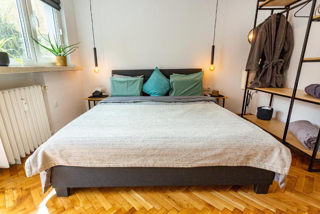 索非亚Sofia Downtown Boutique Apartment的一间卧室配有一张带蓝色枕头的大床