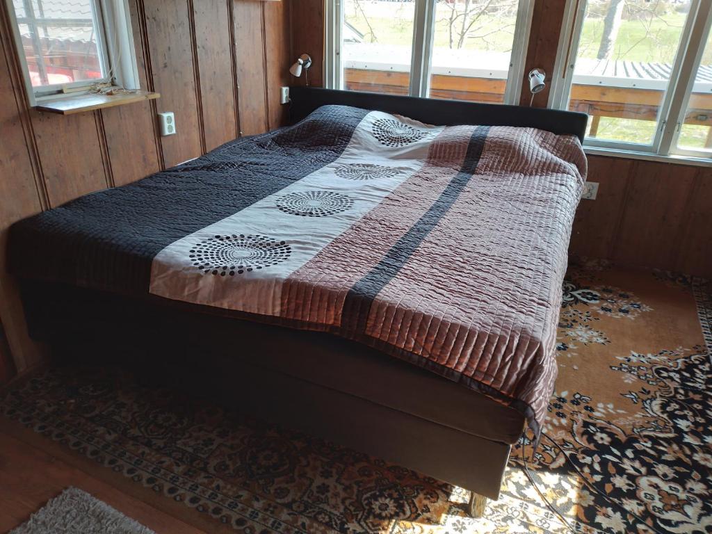 NättrabyhamnTegelvägen B的一张床上的毯子,放在房间里