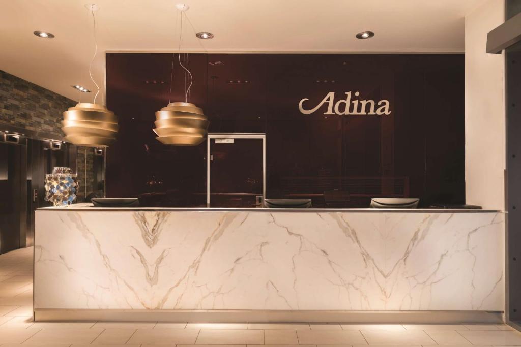 哥本哈根哥本哈根阿迪娜公寓式酒店的一间大理石柜台的aania商店