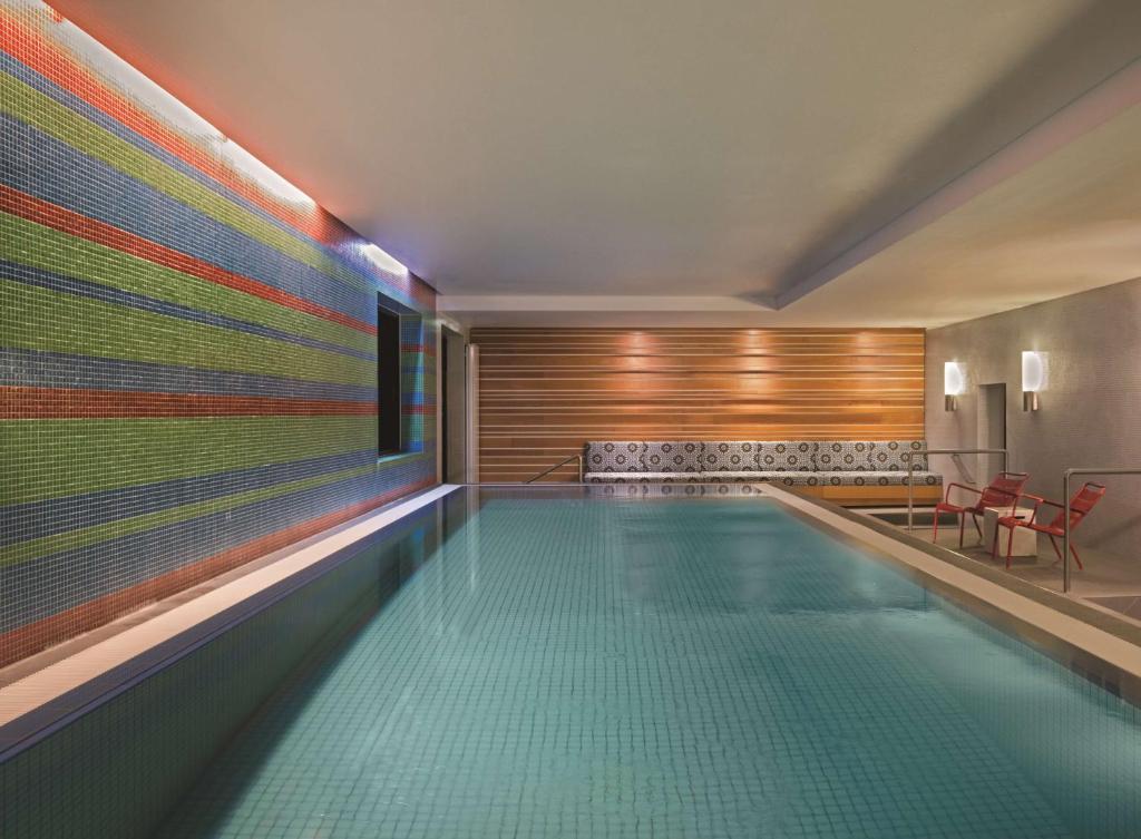 柏林柏林米特区阿迪纳公寓式酒店的一座五彩缤纷的墙壁中的游泳池