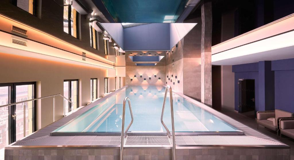 杜塞尔多夫Adina Apartment Hotel Dusseldorf的一座室内游泳池
