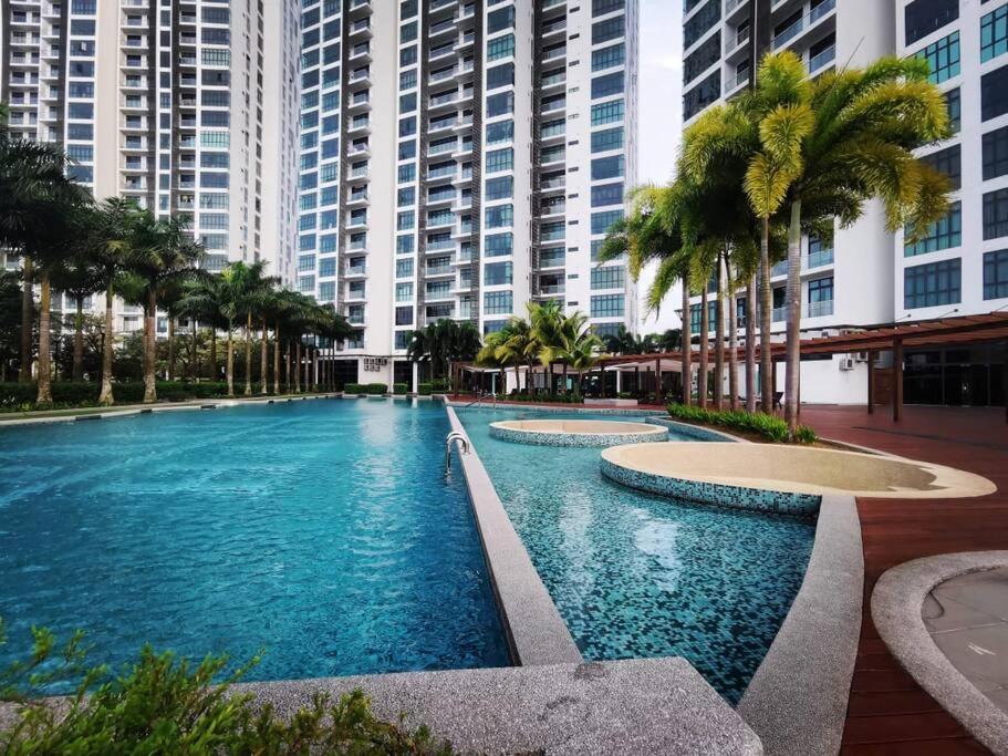 马西Leisure Home-1Bedroom的一座棕榈树和建筑的大型游泳池