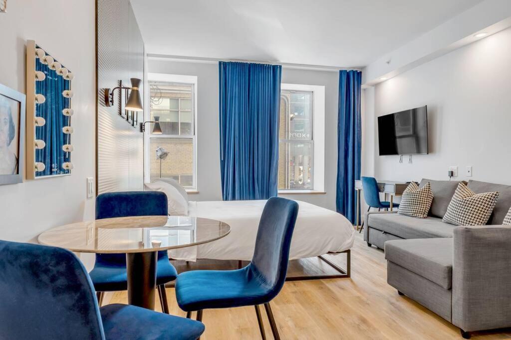 魁北克市Initial / Icone / Quebec+stat的酒店客房带一张床、一张桌子和椅子