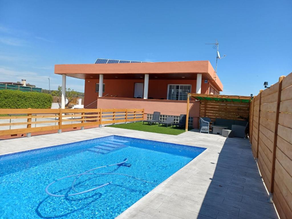 赫罗纳Piscina de sal Barbacoa Wifi, Parking Gratis, 3 min PGA Casa El Roble的房屋前的游泳池