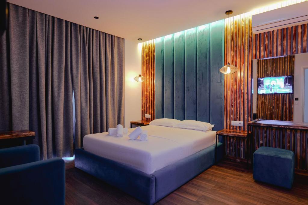 卡萨米尔Hotel Piramida的卧室配有一张白色大床和电视。