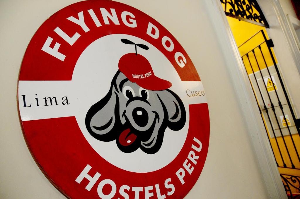 利马Flying Dog Hostel的香港公狗医院的标志