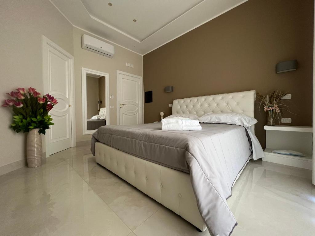 庞贝Pompei via Roma Suite的一间卧室配有一张带白色床头板的大床