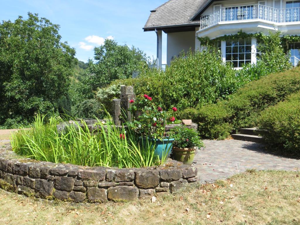 布莱Zur Gartenlaube的一座石头花园,位于房子前面