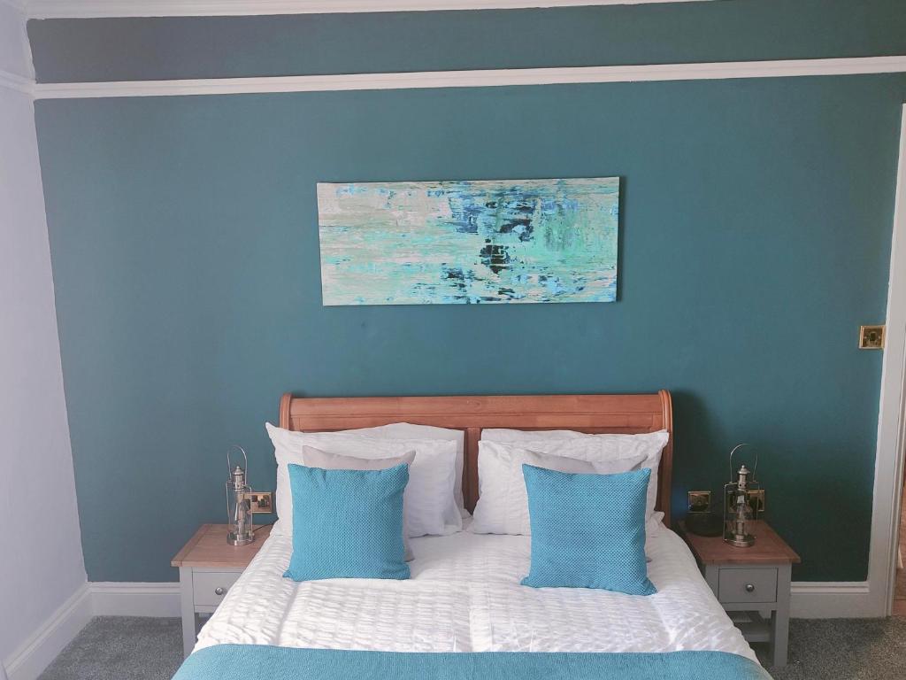 LampheyThe Dial inn的蓝色卧室,配有带2个蓝色枕头的床