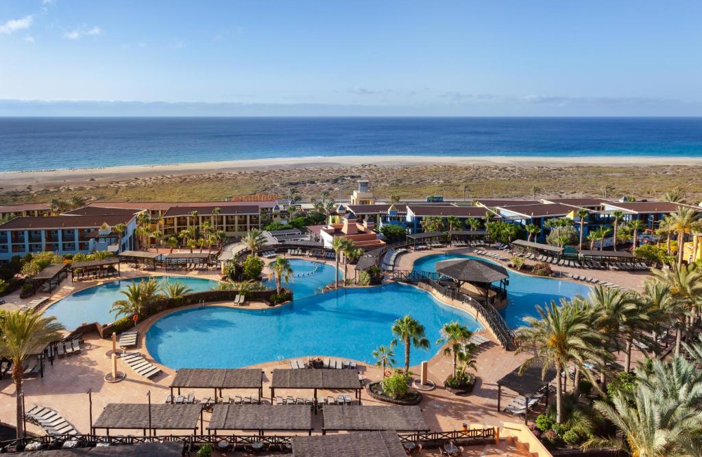 莫罗德哈布雷Occidental Jandía Playa的享有度假胜地的空中景致,设有游泳池和海滩
