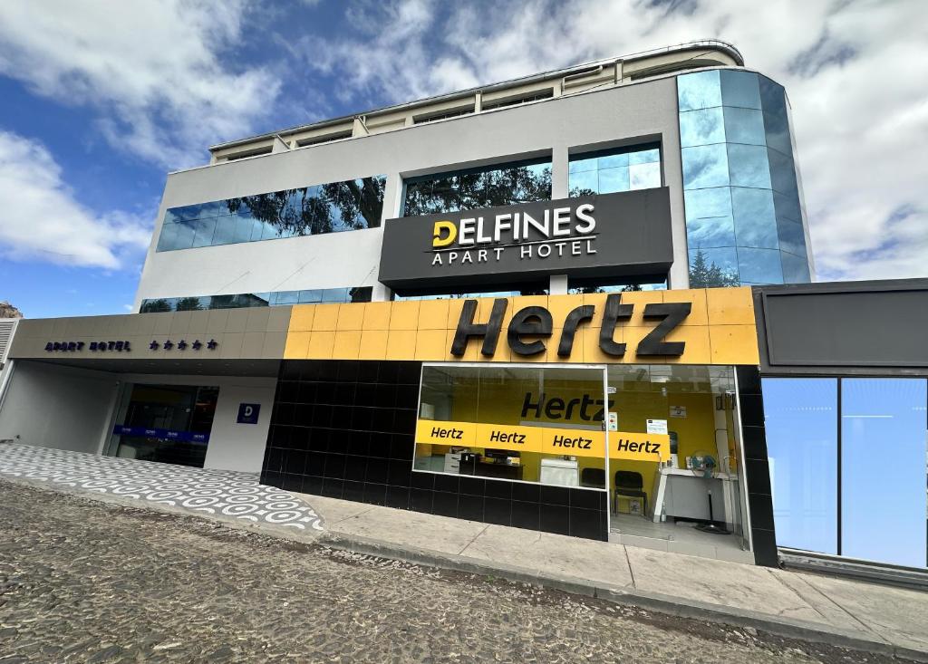 拉巴斯Delfines Apart Hotel的一家酒店前面的商店,上面有标志