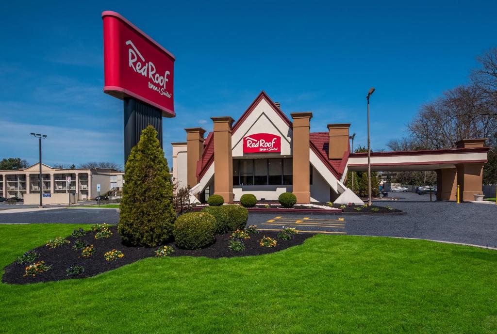 纽瓦克Red Roof Inn and Suites Newark - University的前面有标牌的商店