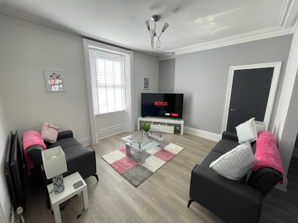 泰恩茅斯Edith Haven Tynemouth Fabulous Coastal Holiday Home的客厅配有两张沙发和一台电视机