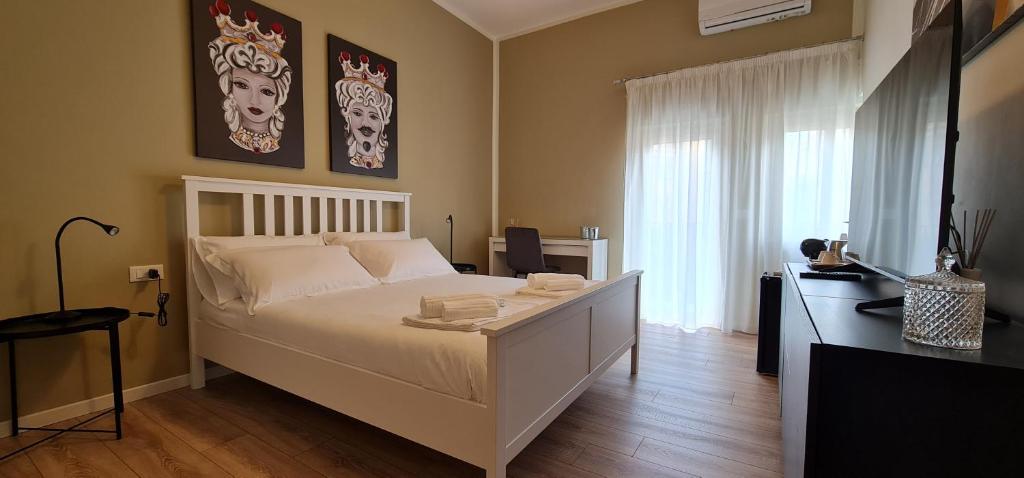 巴勒莫Di Fresco Apartments - Holiday House的卧室配有白色的床和窗户。