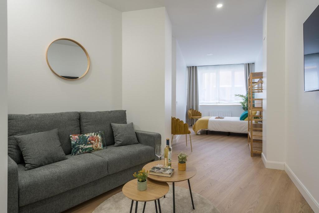 毕尔巴鄂KAIXO BILBAO APARTMENTS的客厅配有沙发和桌子