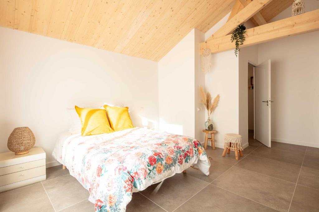 卡布勒通Ted Surf House的一间卧室配有一张带花卉床罩的床