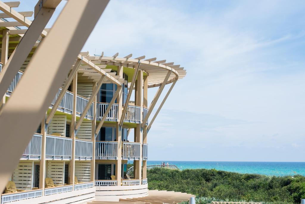 圣罗莎海滩水色度假酒店的海滩上的建筑,以海洋为背景