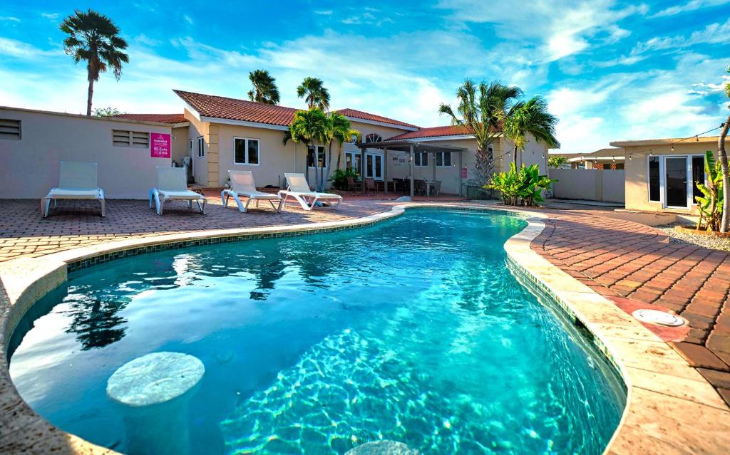 棕榈滩Villa Bubali Escape的房屋前的游泳池