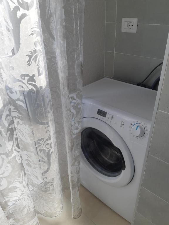 圣萨尔沃Civico 26 T的带淋浴帘的浴室内的洗衣机