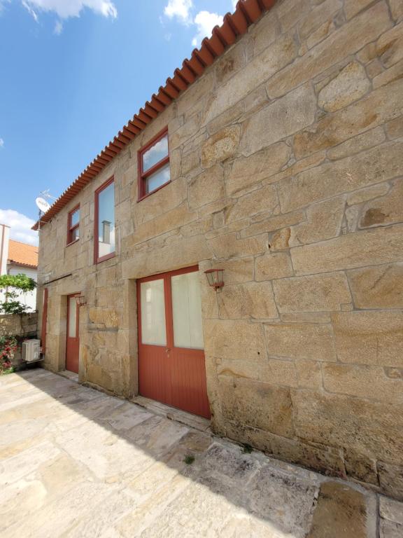 阿利若Alijó Douro House的石屋,有红色的门和石墙