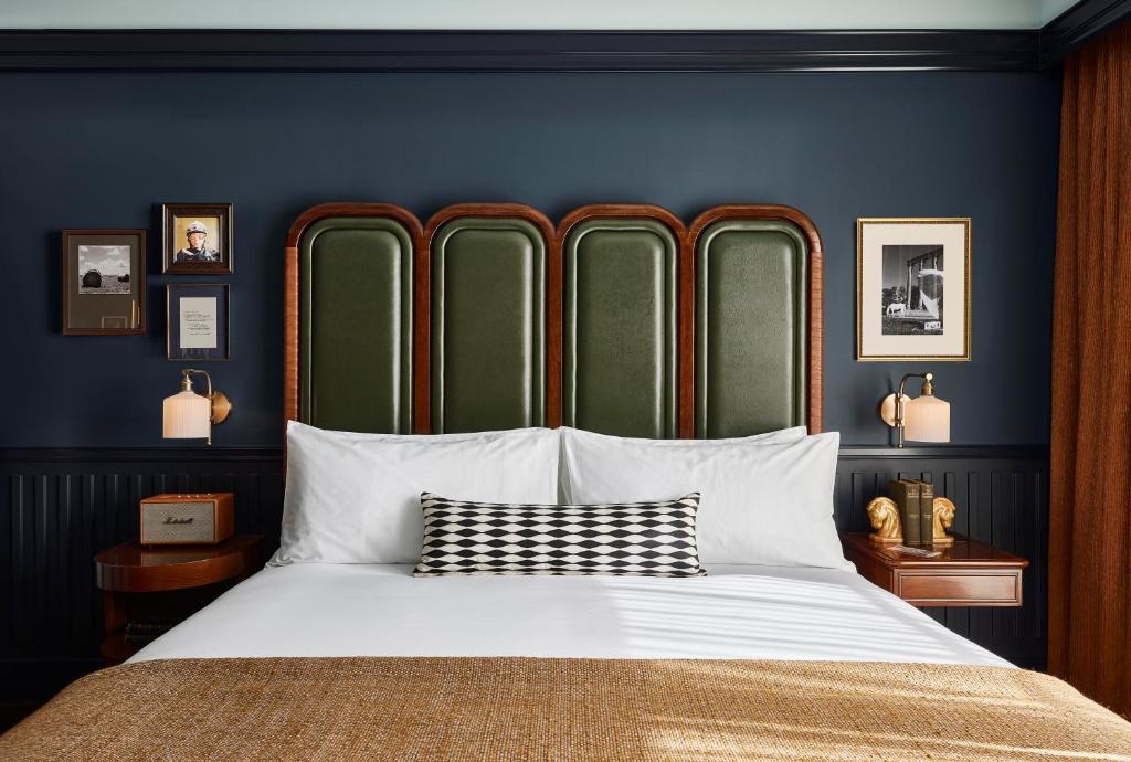 列克星敦The Manchester Hotel的一间卧室配有一张带蓝色墙壁的大床