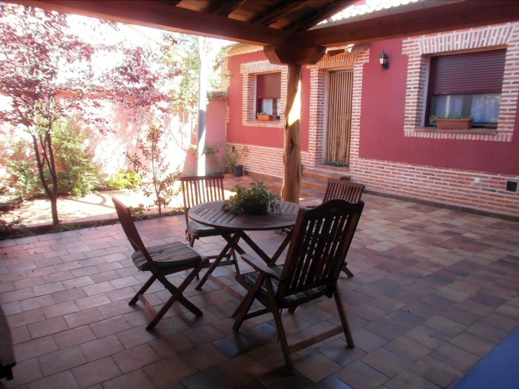Fresno de CantespinoLa Cochera de Don Paco的庭院里设有桌椅。