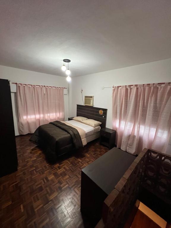 罗萨里奥El pasillo Centro的一间卧室配有床、沙发和窗帘