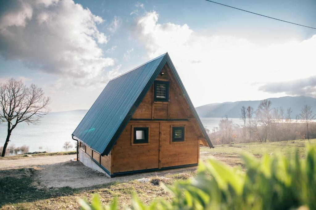 利夫诺Lake House Beliz的蓝色屋顶的小型小木屋