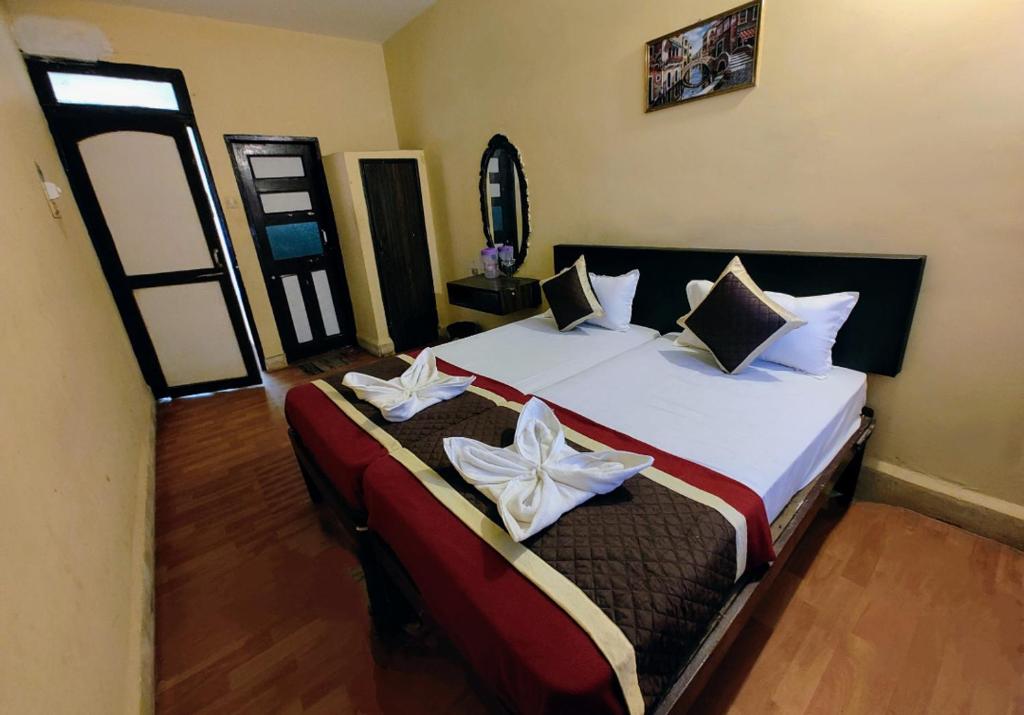 波戈马洛Sea View Resorts的一间卧室配有一张带白色弓的大床