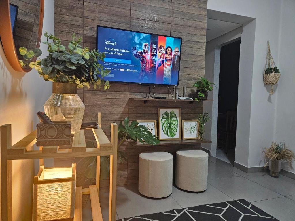 安格拉杜斯雷斯CASA_ESTRELA的客厅设有壁挂式平面电视。