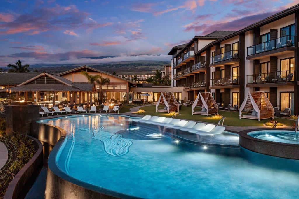 维雷亚AC Hotel by Marriott Maui Wailea的一个带椅子的酒店游泳池