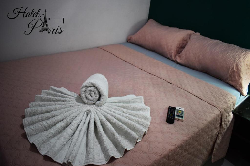 松索纳特hotel marsella的床上有一条毛巾