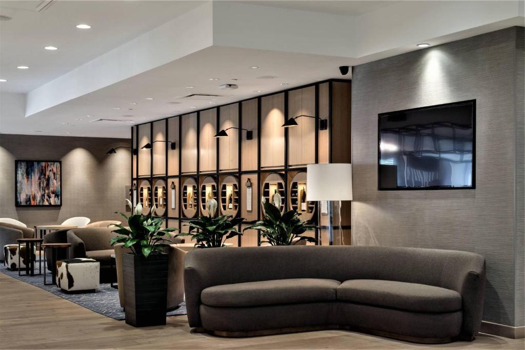 坎卢普斯Delta Hotels by Marriott Kamloops的大堂配有沙发和桌椅
