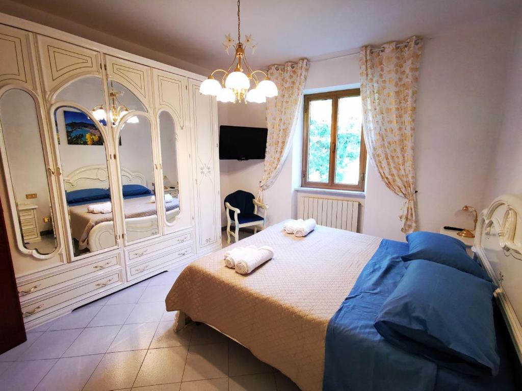 莫内利亚La Casa di Lice的一间卧室配有一张大床和一个吊灯。