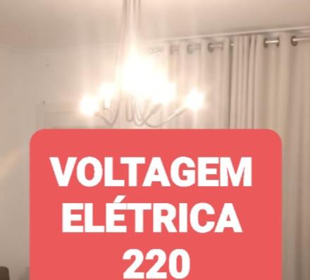 马塞约NA BEIRA MAR DE PAJUCARA - EDIFICIO NEO 2 - APARTAMENTO COM 02 QUARTOS - TEM VARANDA- VISTA LATERAL DO MAR - AVENIDA DOUTOR ANTONIO GOUVEIA 1081- CONSUMO ELETRICO É PAGO No CKECK-OUT 1KWH É 1,35 REIAS的带有电压电感的红标