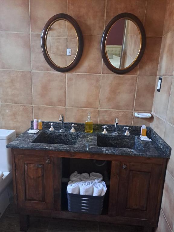 奇莱西托Sayani Posada的浴室设有2个水槽和2面镜子