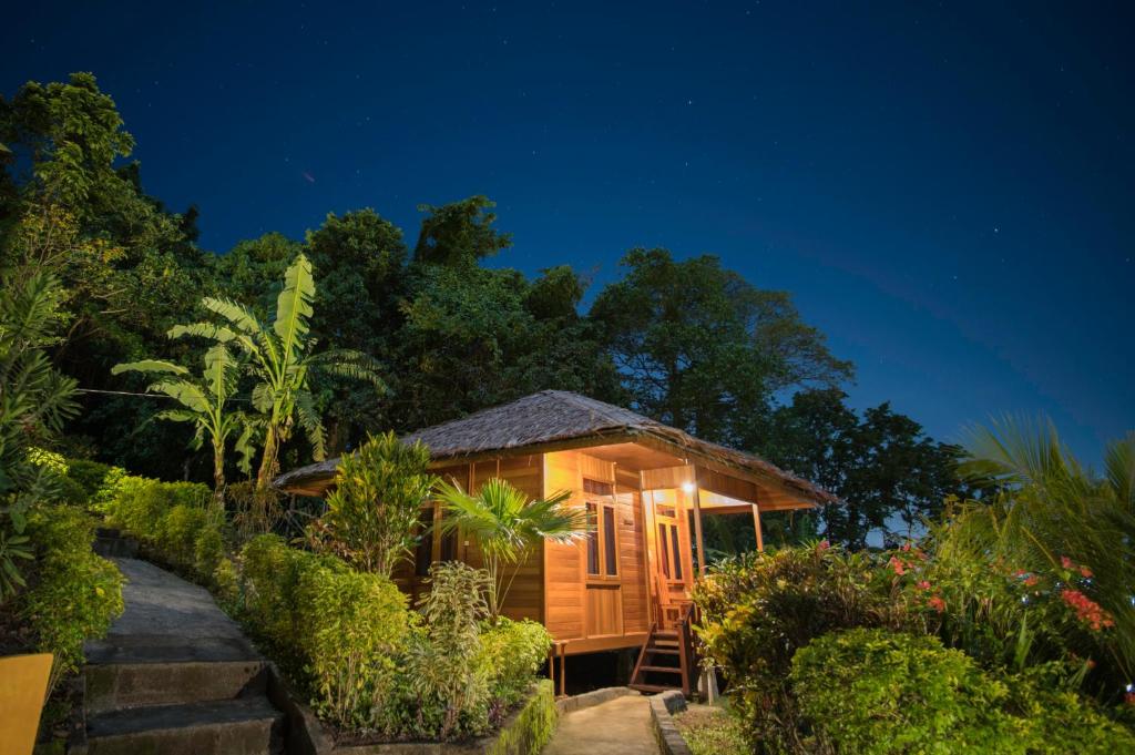 BitungK2 Lembeh Dive Resort的夜间花园中的小屋
