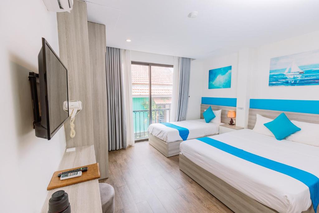 顺化TÒ VÒ Hostel 2 - Huế的一间酒店客房,设有两张床和电视
