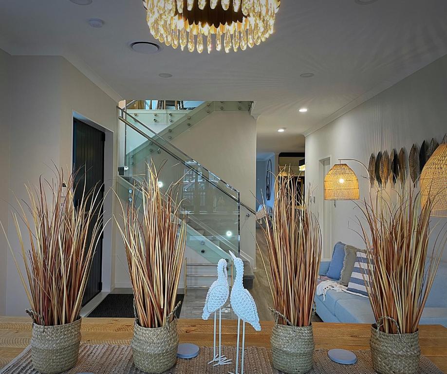 奥克兰布什假期住宿公寓的客厅设有两座天鹅雕像和楼梯