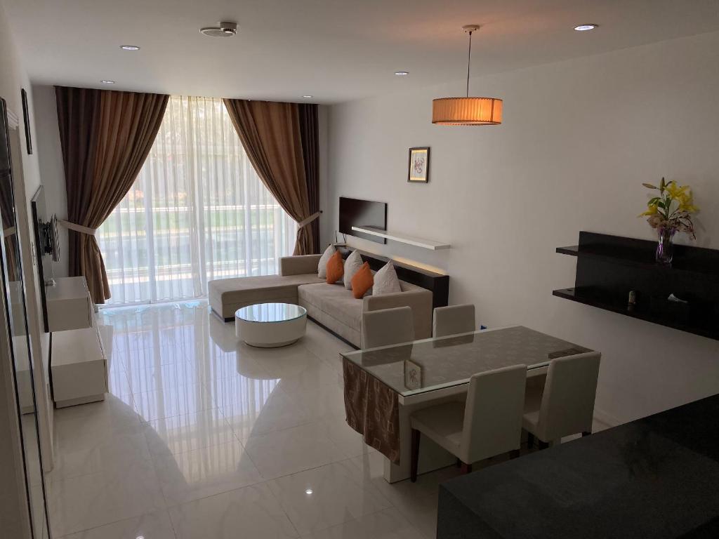 潘切Apartaments, Mui Ne, Viet Nam的客厅配有沙发和桌子